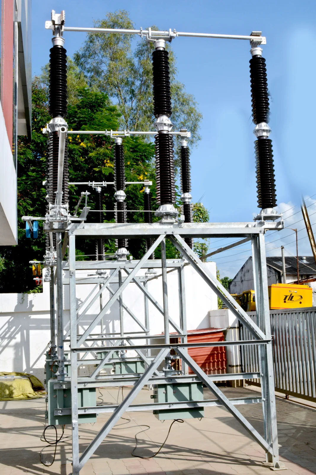 Outdoor electrical circuit breaker with support structure